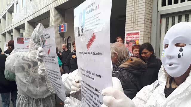 Les Masques BLancs Lyon au Ras. de Kler Eclaire Action Pancartes Med Censures le 2 Nov