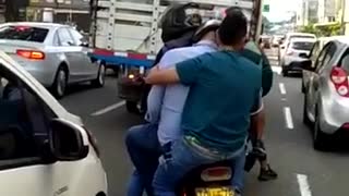 Video: Tres hombres, uno aparentemente borracho, transitaron en moto por Bucaramanga