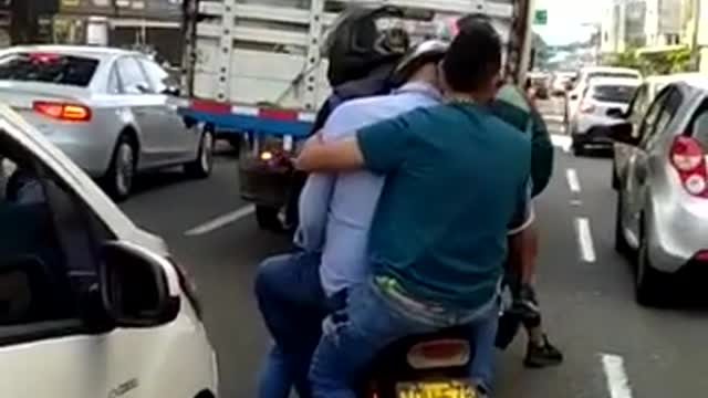 Video: Tres hombres, uno aparentemente borracho, transitaron en moto por Bucaramanga