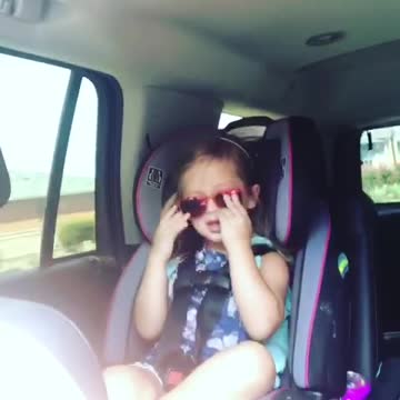 3 year old Drake fan sings God’s Plan