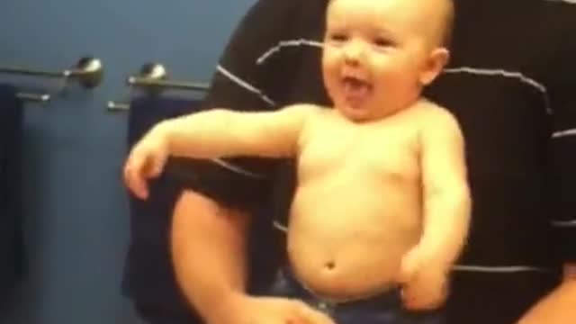 Baby Imitates Father By Flexing Her Muscles in the Mirror. Super cute