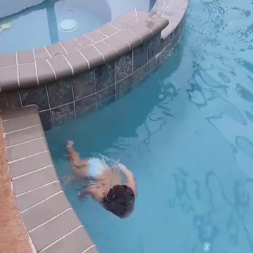 WATCH : This 1 Year Old Swims By Herself 😲