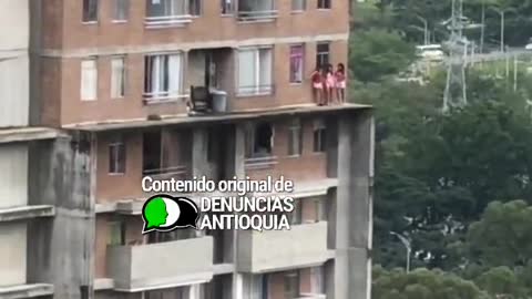 Niñas arriesgan su vida jugando en el último piso de un edificio en Bello