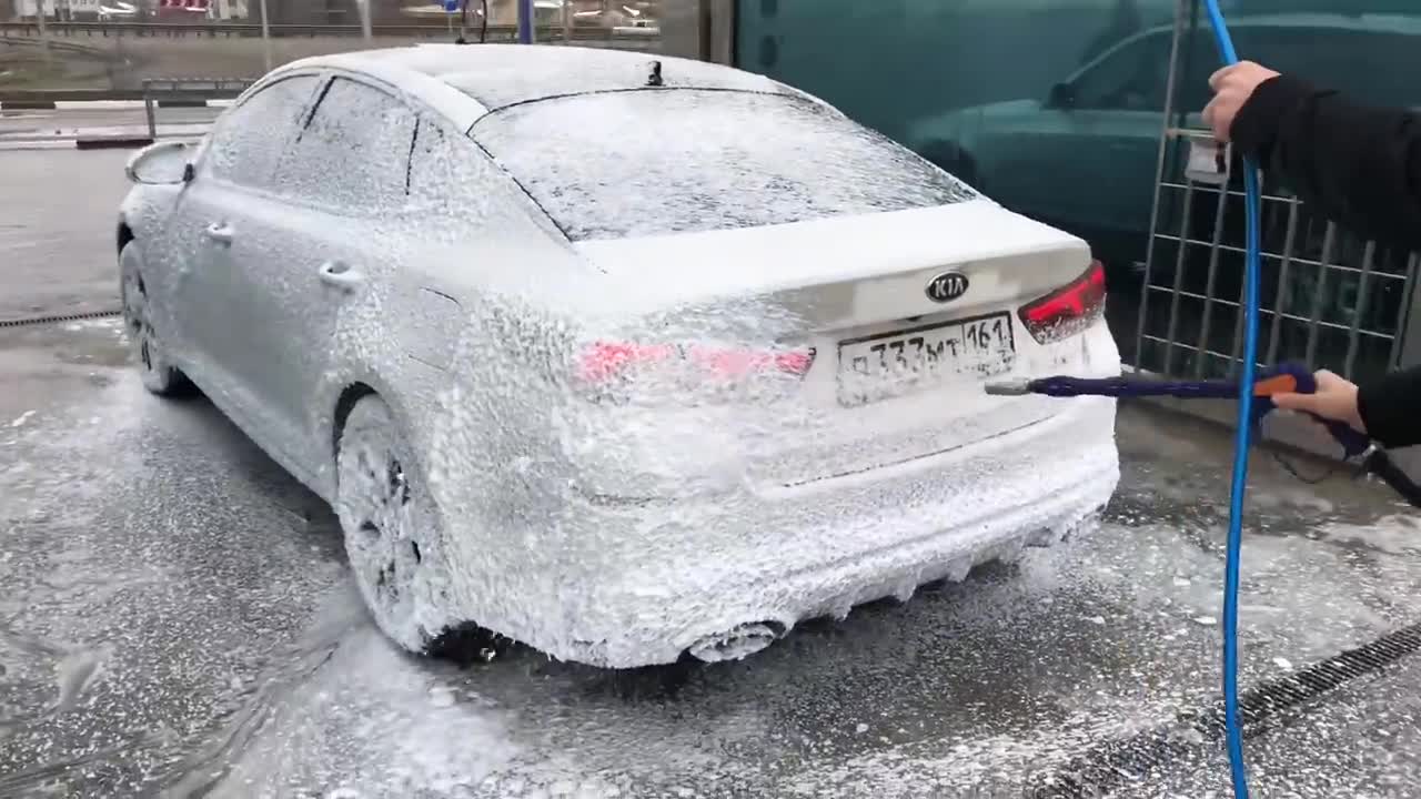 washing dirty cars