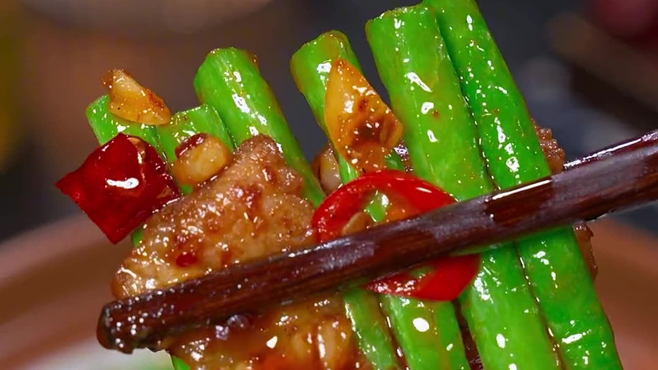 Home-cooked fried beans, spicy and delicious