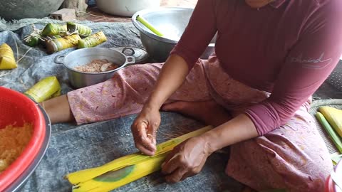 របៀបវេច អន្សមខ្មែរ How to prepare and cook Khmer sticky rice bun cake