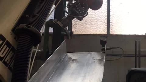 Robot lijando piezas de aluminio