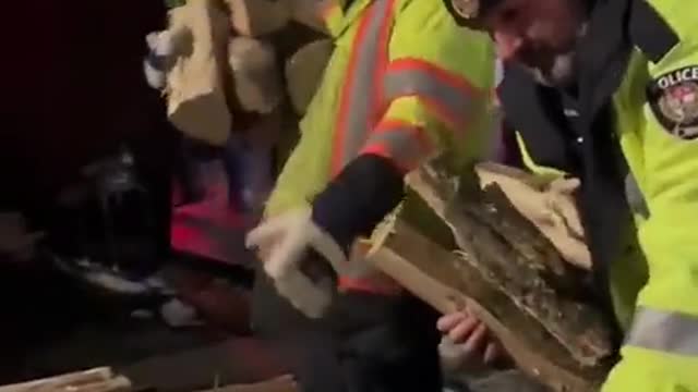 Η ΑΣΤΥΝΟΜΙΑ ΤΟΥ ΚΑΝΑΔΑ ΚΛΕΒΕΙ ΞΥΛΑ-ΔΕΙΤΕ