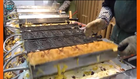 This is crazy! Red Bean BOMB Fish-shaped Bread (Bungeoppang) - Korean street food