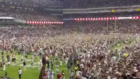 While people are sitting in their cars alone wearing a face mask, this is Texas, be like Texas.