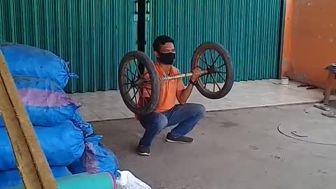 Angkat besi lucu
