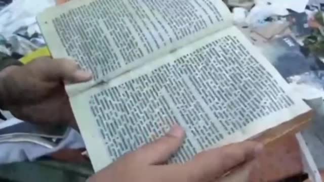 Na základně Azovu v Mariupolu nechyběla ani literatura pro školení azovského mužstva