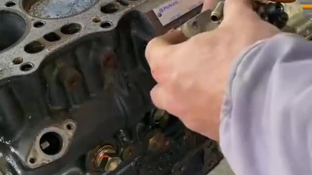 Look at this engine, everyone. Is it still worth repairing?