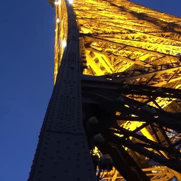 Flashing lights on the Effel Tower