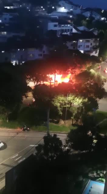 Video: Un vehículo se incendió en el sector de El Cacique en Bucaramanga
