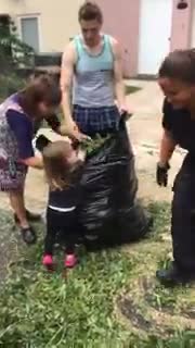 Toddler helps Florida State Trooper clean up following Hurricane Irma