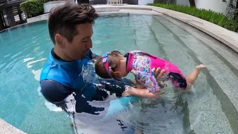 Little Kira learn to Swim like a Fish at 3 years old! 🐟☀️-13