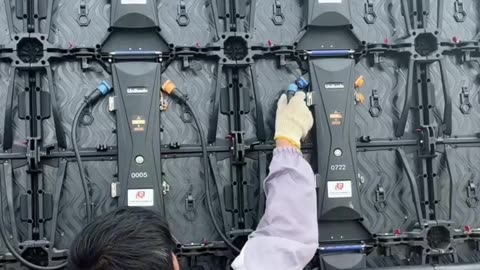 Installation of a Chinese wall of screens for viewing content