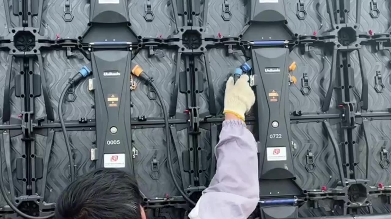 Installation of a Chinese wall of screens for viewing content