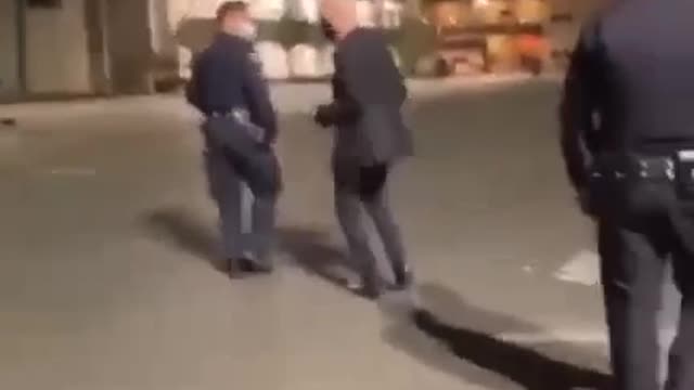 JOE BIDEN EN LA CALLE ACEPTA QUE ES UN DOBLE? MIRA EL GESTO