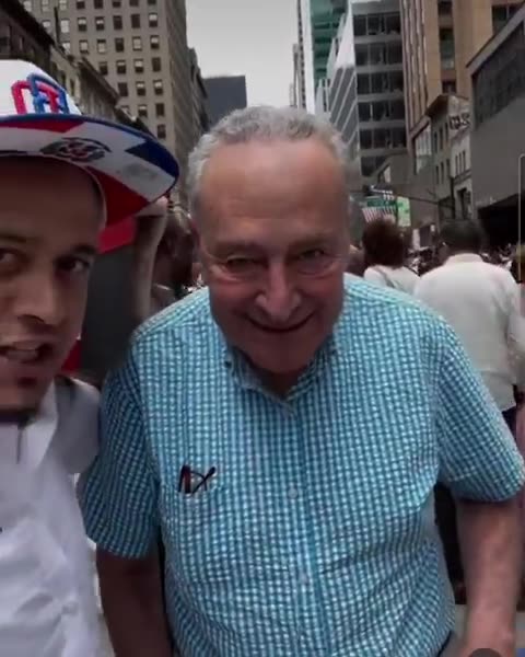 Schumer Called a 'Scumbag' at NYC Parade 😡👎