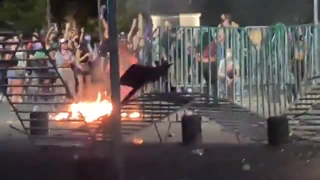Turba de delincuentes de izquierda ataca a la policía en Chile