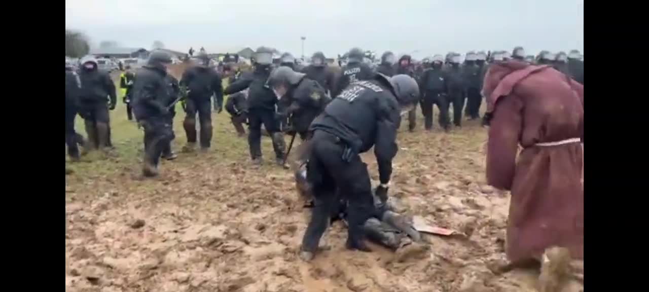 Lützerath, Schweine suhlen sich im Schlamm, Längere Version