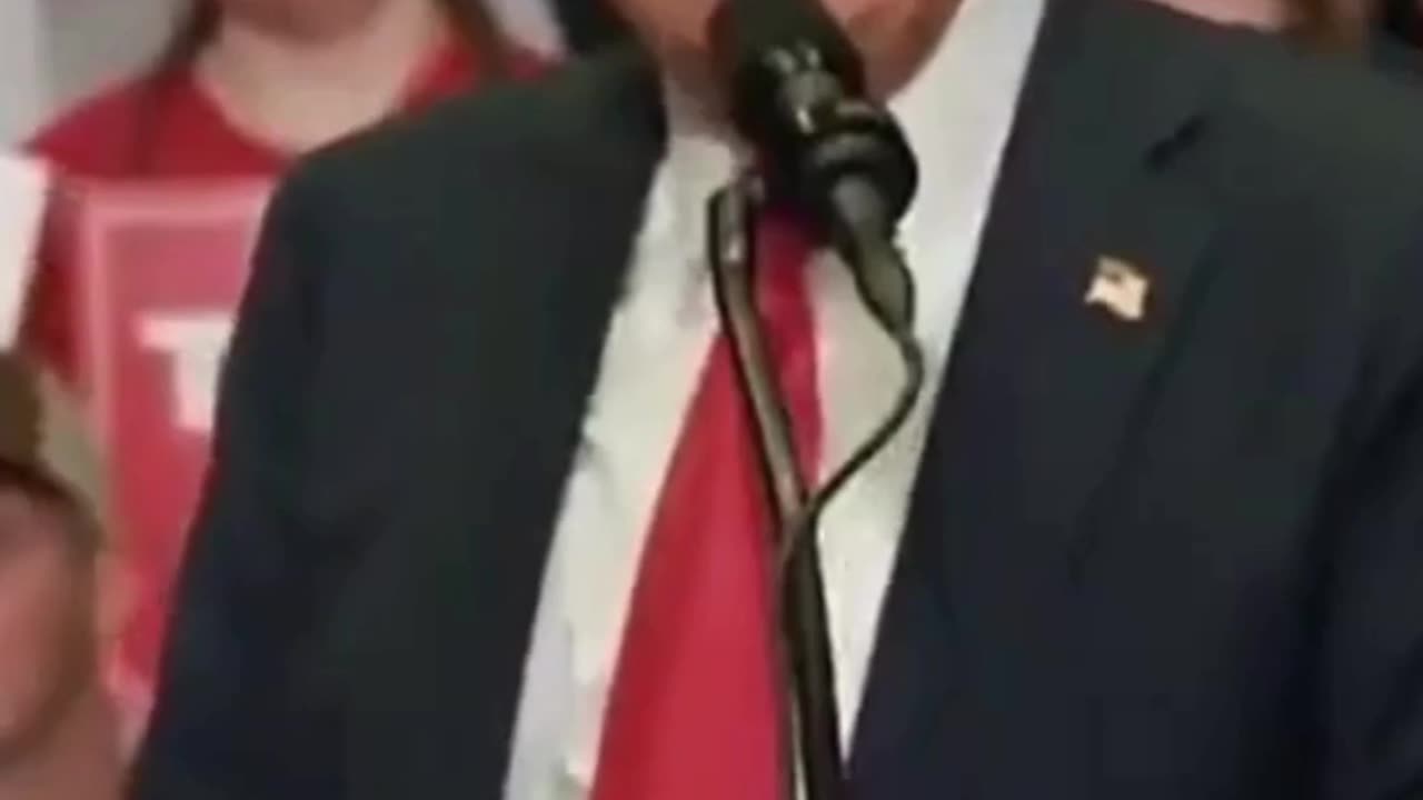 Donald Trump comically reenacts the assassination attempt against him. 🤣