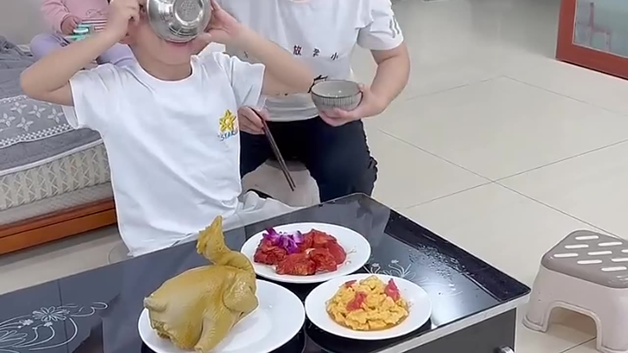 good idea to let baby eat...🤣funny video