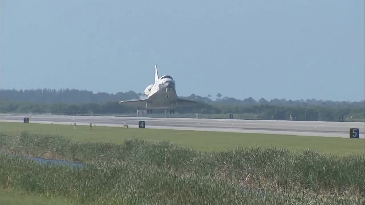 Nasa airplane land back on Earth