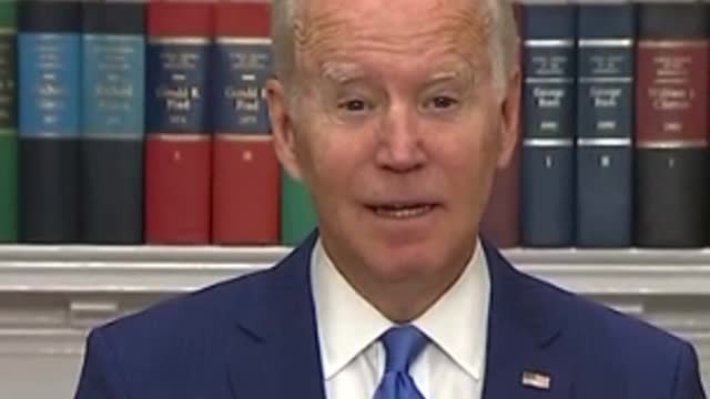 Joe Biden suffers an embarrassing gaffe, seemingly unable to speak.