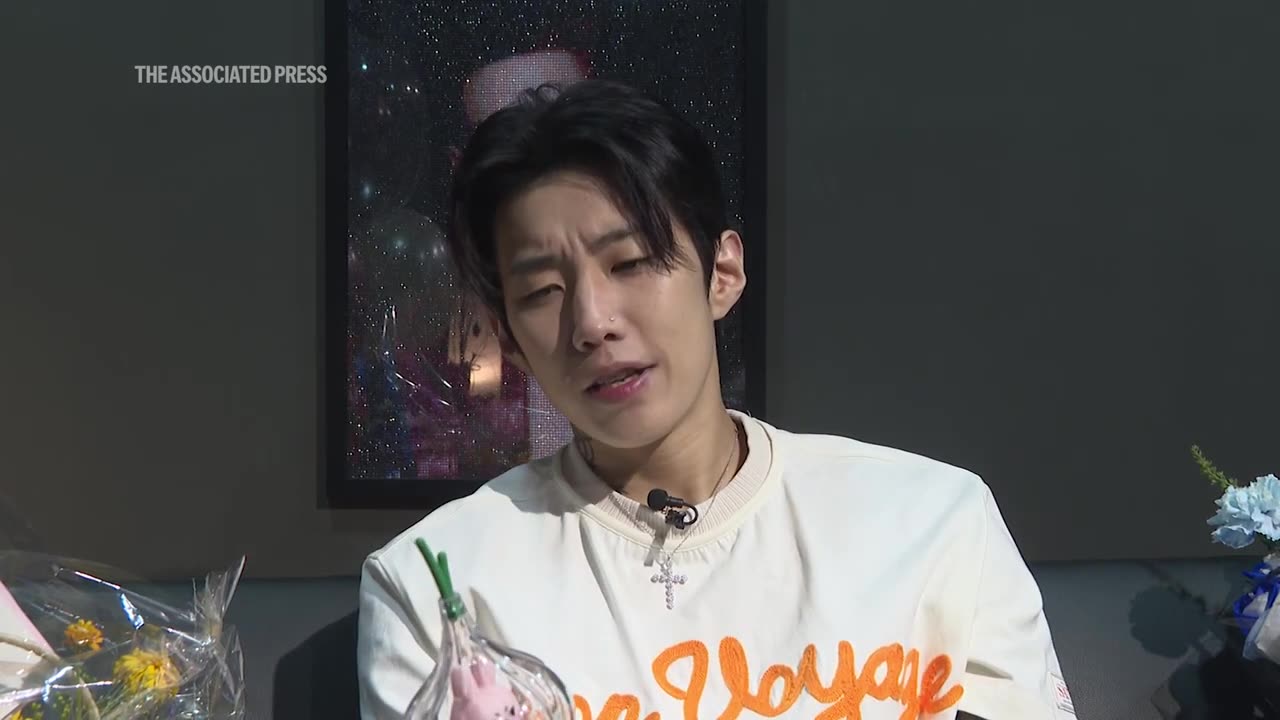 Jay Park shares the inspiration for his garlic-shaped light stick.mp4