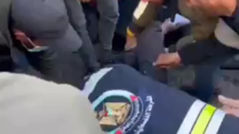 من استهداف سيارة تقل صحفيين من طائرة استطلاع واستشهاد الصحفيين "مصطفى ثريا" و"حمزة وائل الدحدوح"