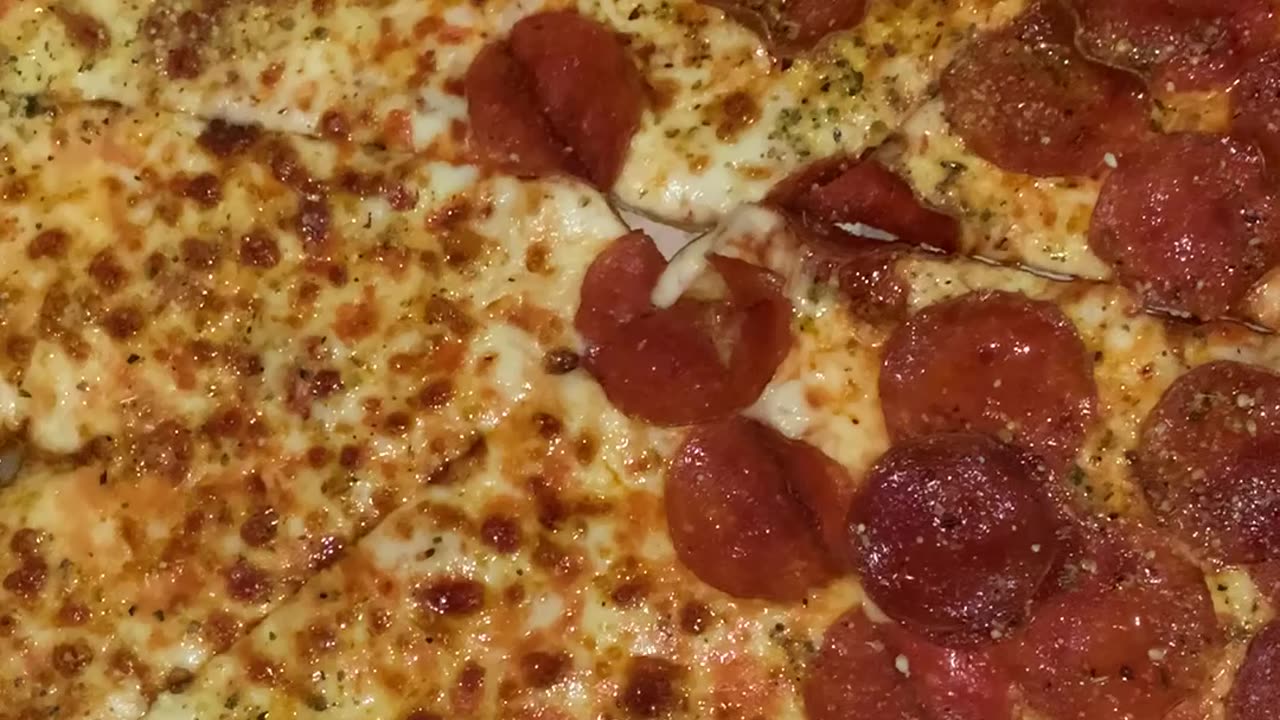 Trying The Pizza Hut Big New Yorker Pizza For The First Time!