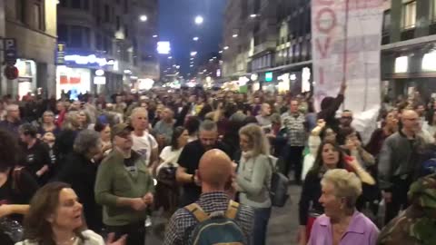 Milano sempre meglio. Piazzale Loreto invasa. Parlano di 100.000 persone!
