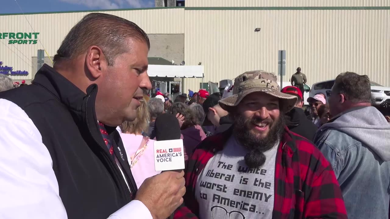 DAVE ZERE TALKS INFLATION AND VOTING TO SCRANTON RALLY-GOER