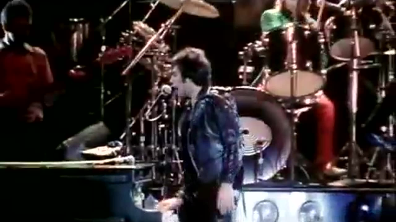 Queen - Don't Stop Me Now (Official Video)