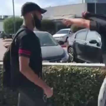 Prêts à se battre, mais pas contre un fou