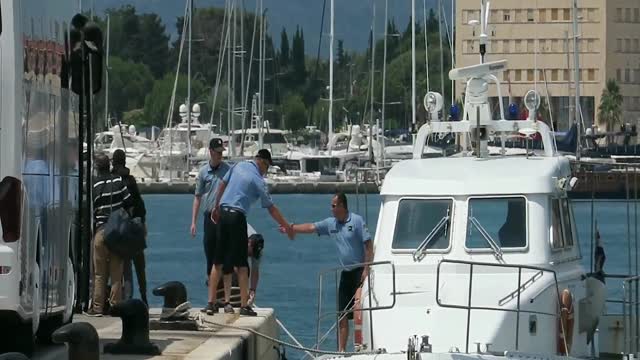 Hrvatska i talijanska policija spašavaju posadu sa tonućeg broda