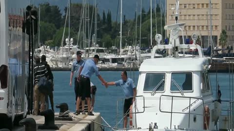 Hrvatska i talijanska policija spašavaju posadu sa tonućeg broda