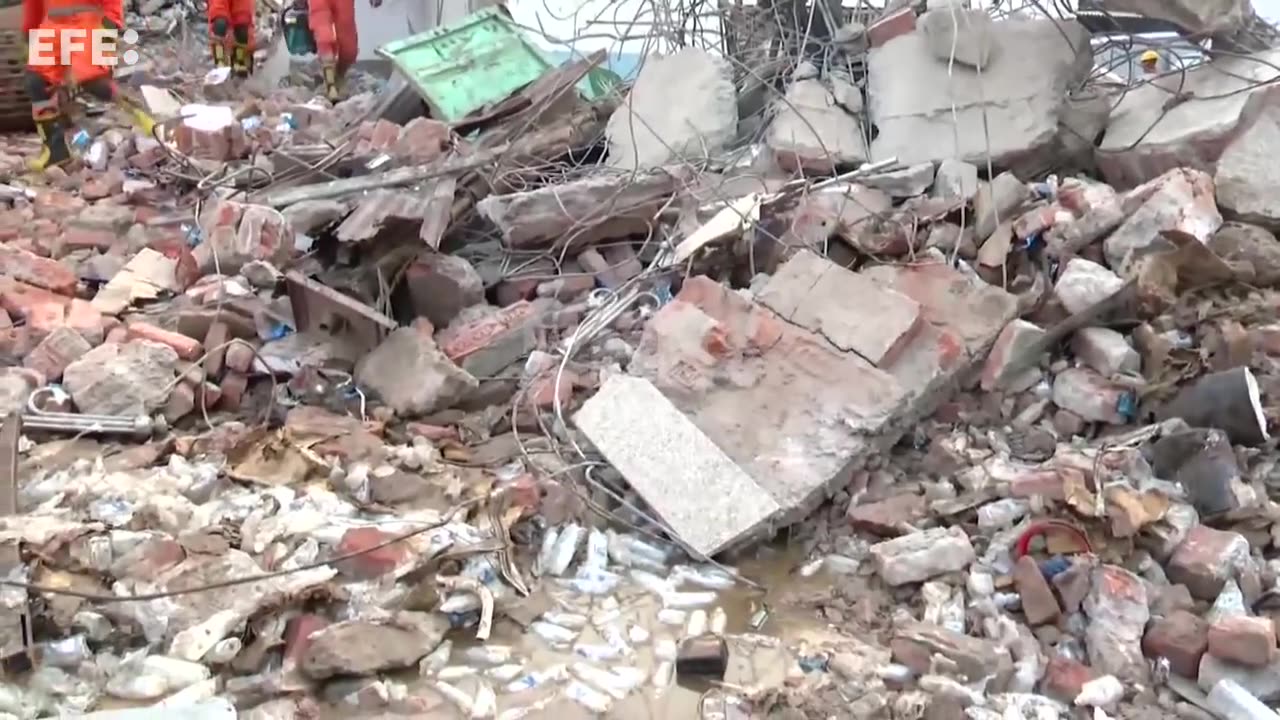 Al menos ocho muertos y 28 heridos al colapsar un edificio en el norte de la India