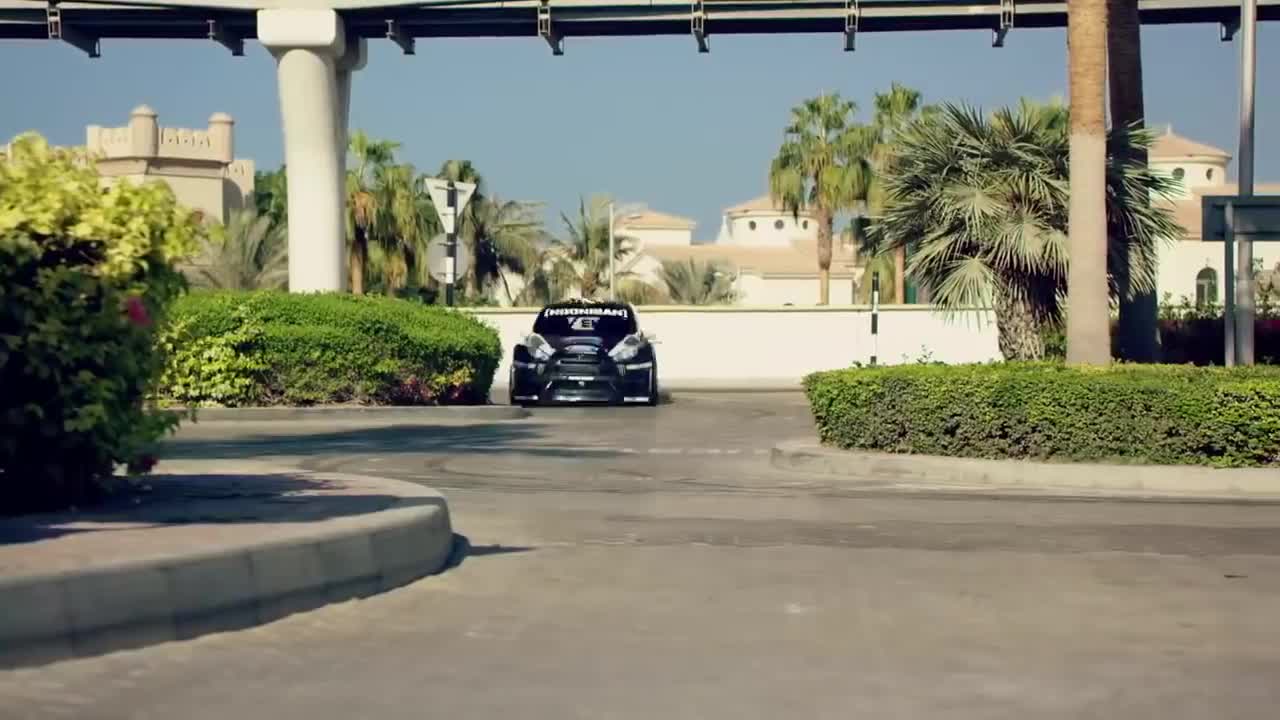 Awesome Dubai Police Cars vs Racers