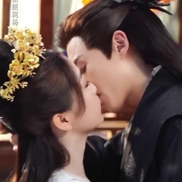 闭眼亲🥰超享受 越贴越紧的两个人 这段吻戏的花絮比正片还长！#苍兰诀 #love bites