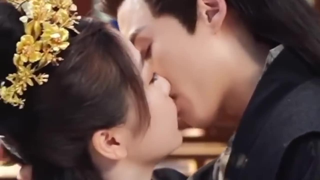 闭眼亲🥰超享受 越贴越紧的两个人 这段吻戏的花絮比正片还长！#苍兰诀 #love bites