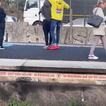 Roban a un chico con síndrome de Down en Francia y nadie le ayuda.