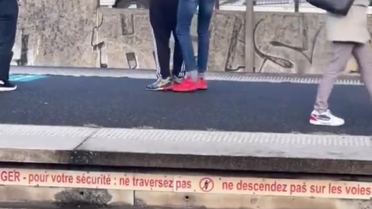 Roban a un chico con síndrome de Down en Francia y nadie le ayuda.