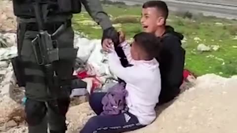 Israeli Soldier Arrest Palestinian Children's