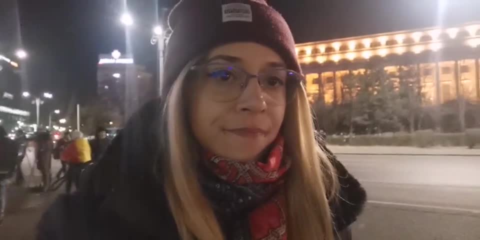 Articolul a fost eliminat, tot noaptea. Protestatarii se aduna in Piata Victoriei !