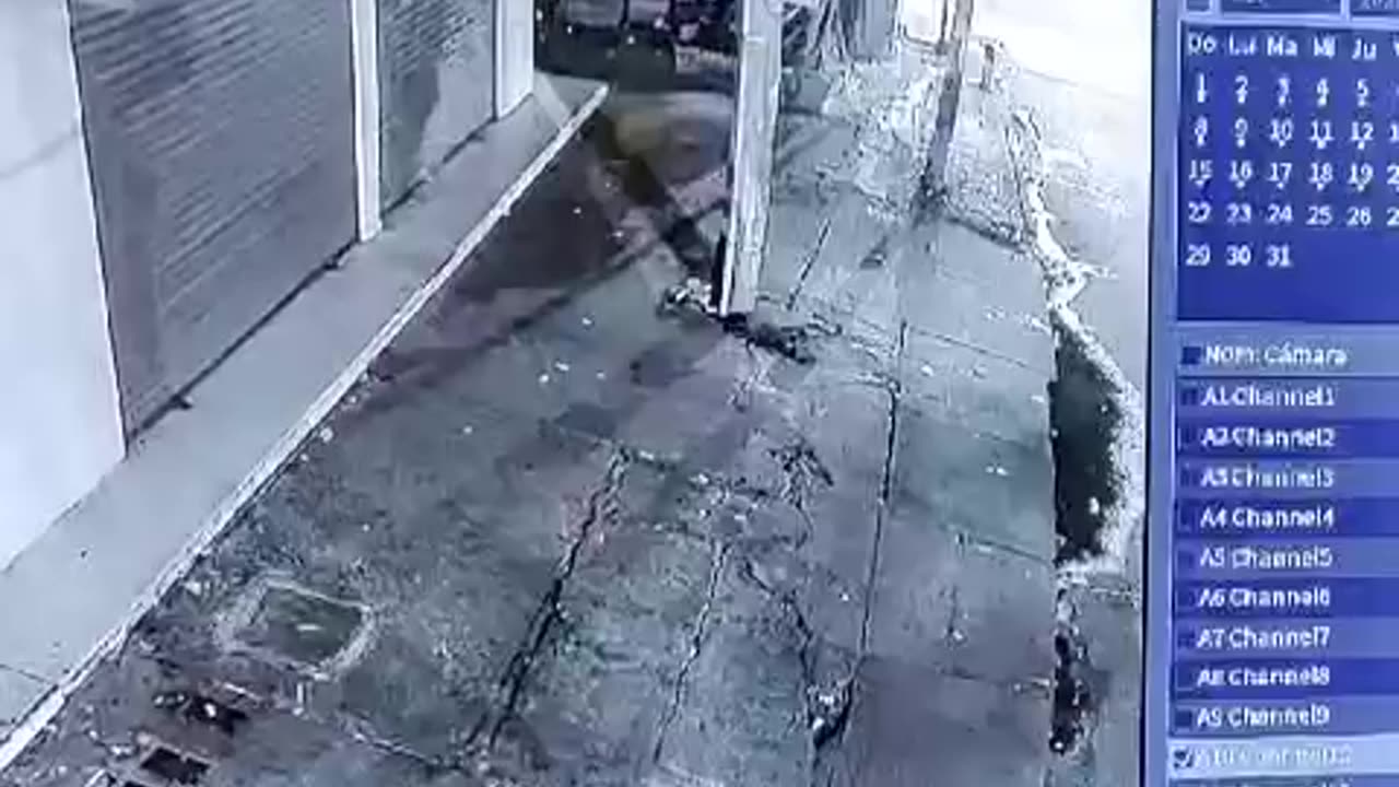 Video: Se trepa en un poste y roba cableado de los semáforos de La Plazuela