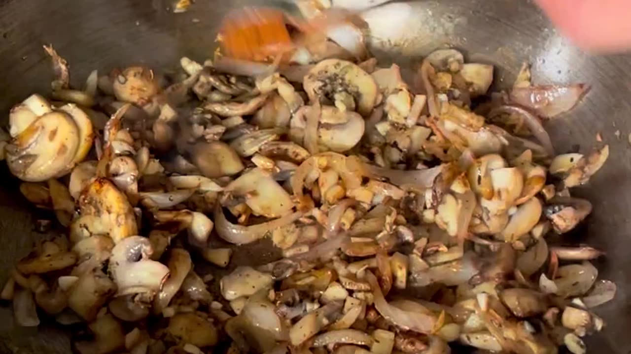 "Savory Delights: A Decadent Twist on Traditional Stroganoff with Mushrooms 🍄🍄"